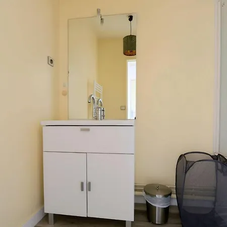 Bright Flat #parking #tours #town Centre *